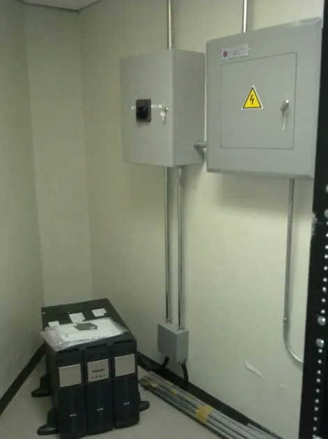 Sistema UPS APC protección servidores