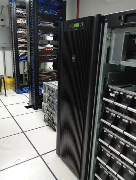 Sistema UPS APC protección data centers
