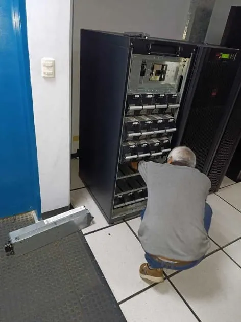 Sistema UPS APC protección equipos críticos